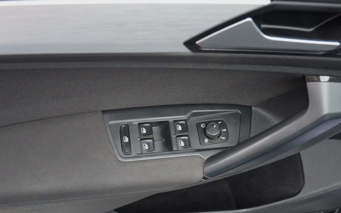 Volkswagen Tiguan cena 94700 przebieg: 196554, rok produkcji 2019 z Piechowice małe 781